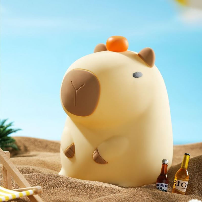 Lief kapibara lampje op nachtkastje in speelse sfeer