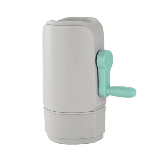 NutCrack Pro notenpeller op houten keukenblad met walnoten eromheen