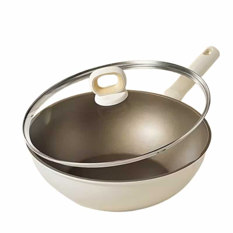 TITANIUMCHEF™ wok tijdens het bakken van groenten op hoog vuur