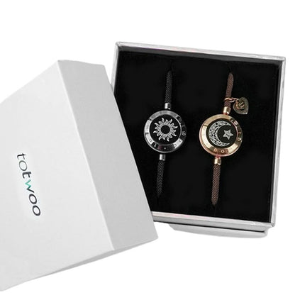 Koppel draagt Soullink armbanden, verbonden ondanks afstand