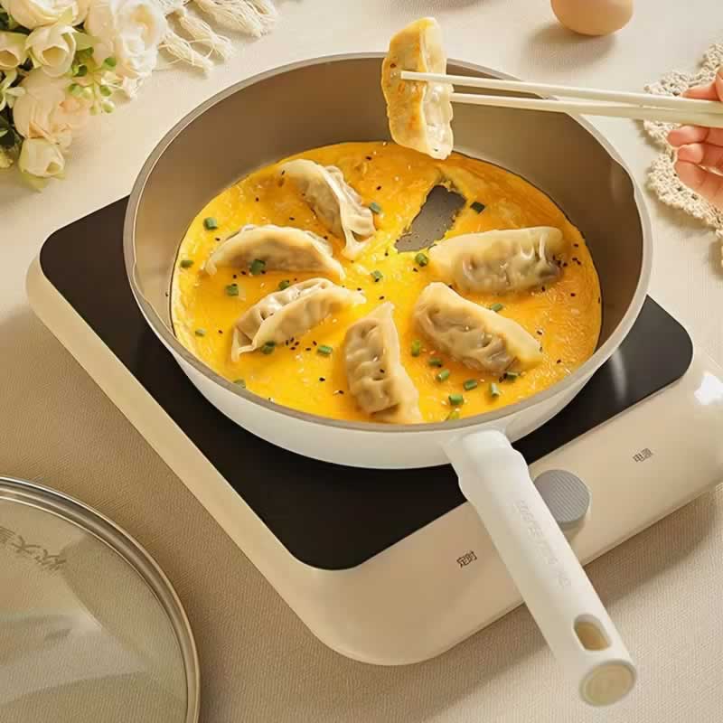 Voorbeeld van een ei dat niet blijft plakken in een titanium anti-aanbak pan