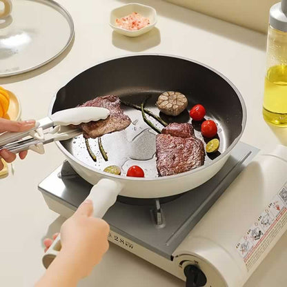 Detailfoto van de handgreep van een lichtgewicht titanium koekenpan